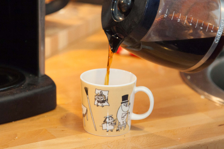 Kaffe serveras i en mugg med mumin motiv