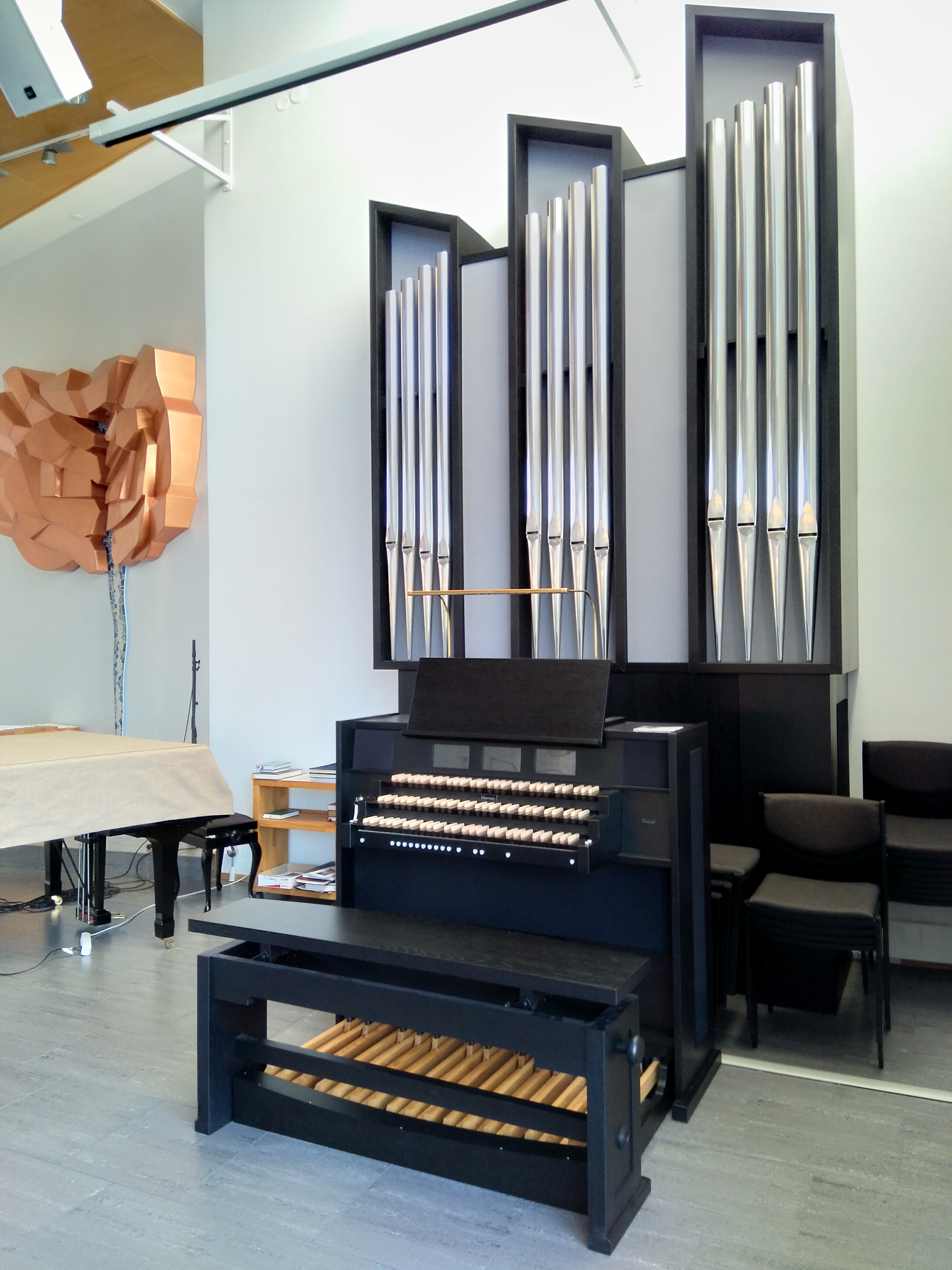 Den nya digitala orgeln i Esse församlingshem