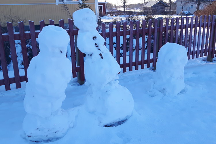 Dagklubbsbarnen i Purmo har byggt fina snögubbar i lekparken utanför kyrkhemmet.
