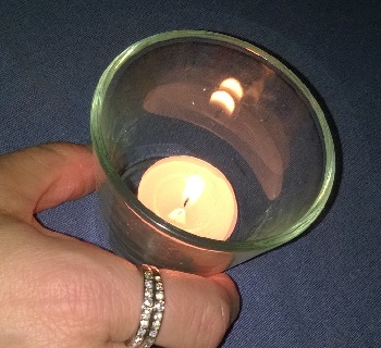 Levande ljus, en hand