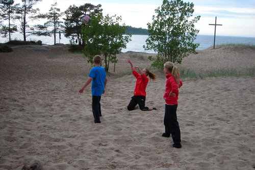 Konfirmanderna spelar volleyboll på stranden vid Pörkenäs.