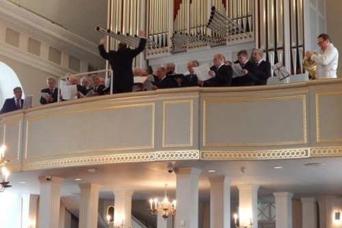 Pedersöre församlings manskör sjunger uppe på läktaren i Pedersöre kyrka.