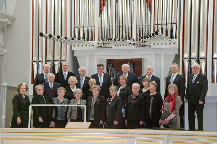Pedersöre kyrkokör på läktaren i Pedersöre kyrka