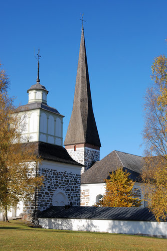 Pedersöre kyrka Pedersöre kyrka och klockstapel omgiven av höstgula björkar