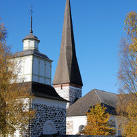 Pedersöre kyrka Pedersöre kyrka och klockstapel omgiven av höstgula björkar