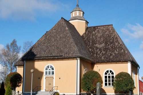 Esse kyrka (Magdalena Sofia) Esse kyrka med en blå himmel i bakgrunden