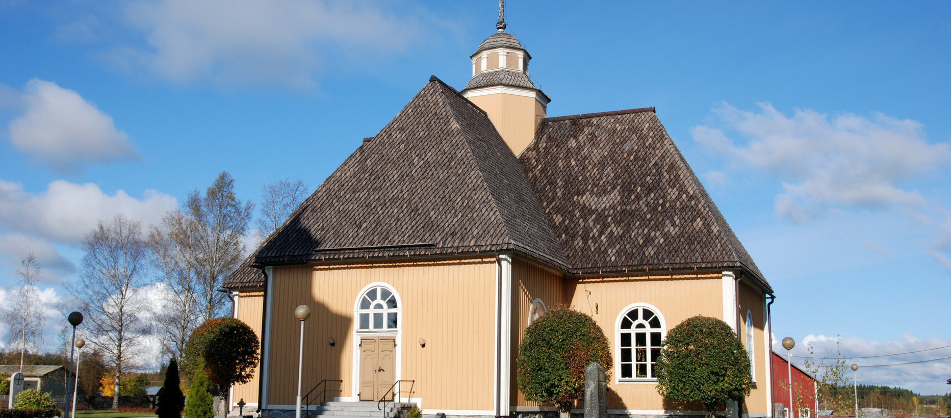 Esse kyrka (Magdalena Sofia) Esse kyrka med en blå himmel i bakgrunden