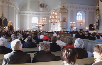 Pedersöre kyrka full med folk.