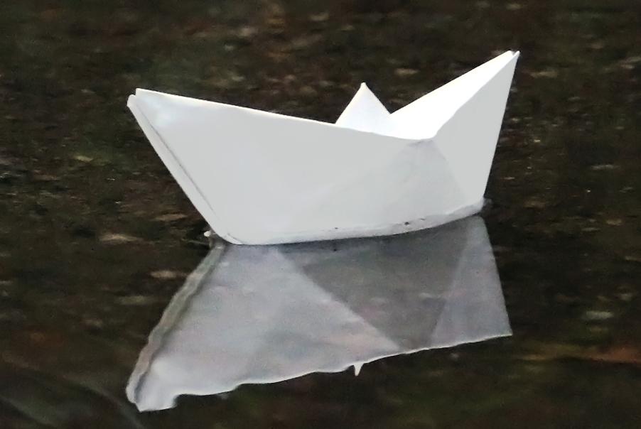 En ensam båt viken av papper