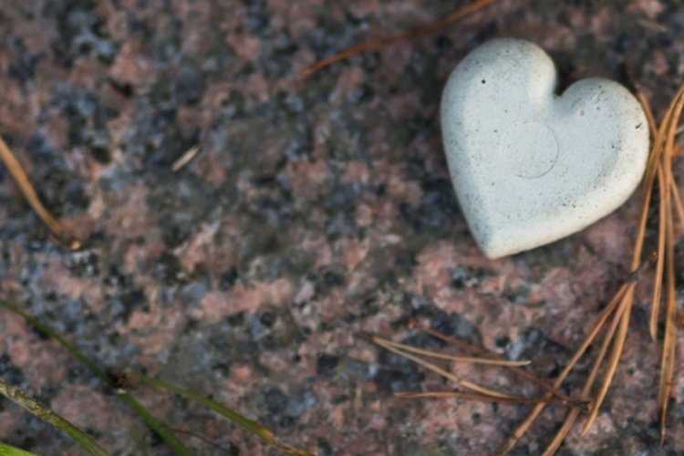 Ett vitt hjärta som ligger på en klippa